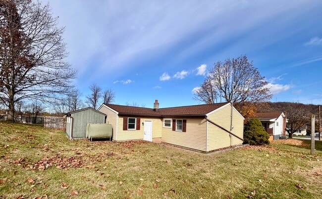 Building Photo - 3 Bedroom Ephrata Home with Garage!