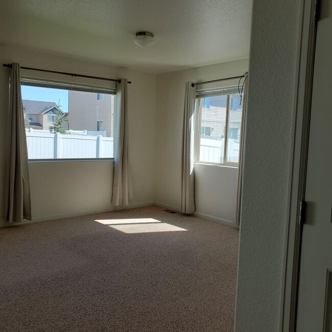 Building Photo - 3 BED 2.5 BATH SADDLE RIDGE TOWNHOME