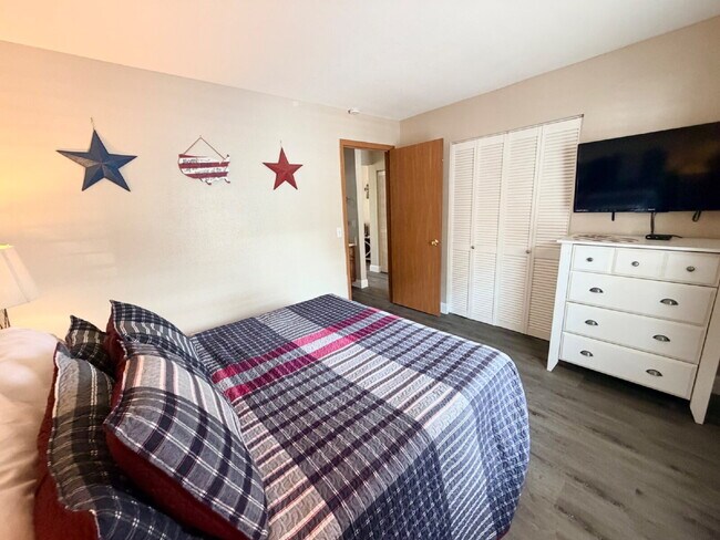 Building Photo - FULLY FURNISHED 2Br / Ground Floor Condo