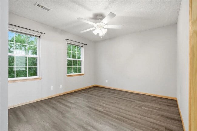 Building Photo - New Listing - 2 Bedroom, 2 Bath Condo in North Liberty