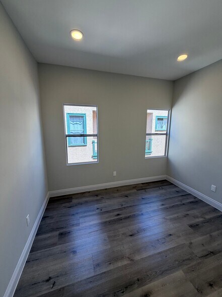 Building Photo - 1044 W 42nd Pl