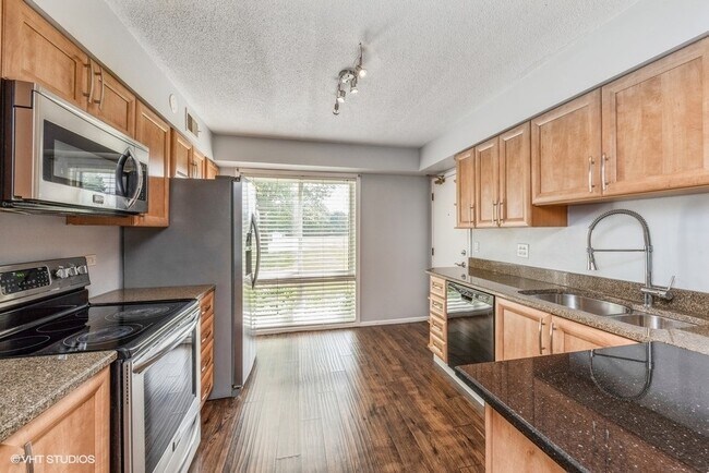 Building Photo - 5511 Chateau Dr
