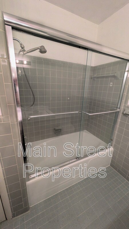 Building Photo - 2 Manor Dr