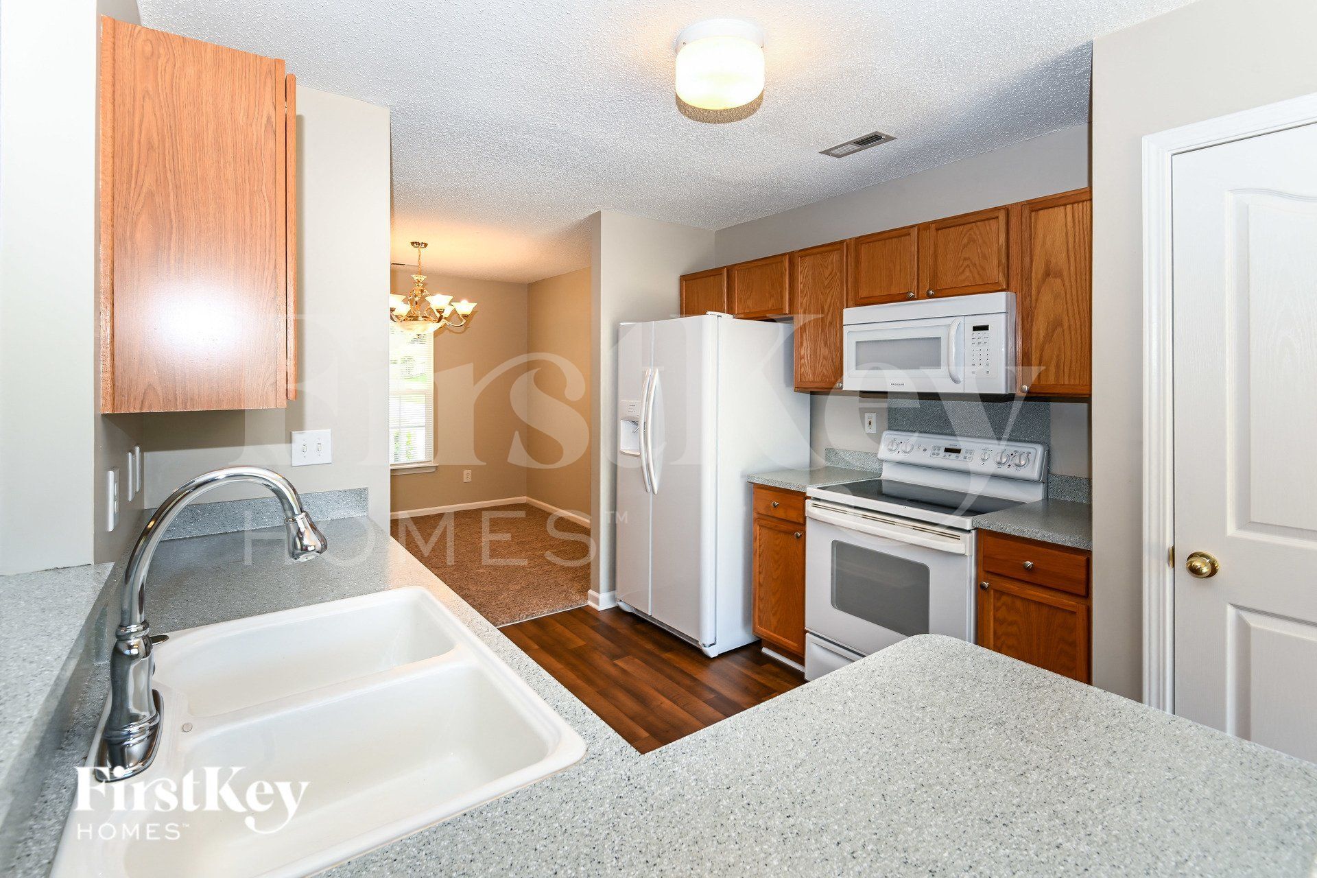 Building Photo - 8121 Chatham Oaks Dr