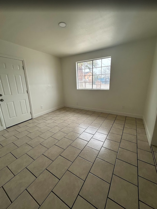 Building Photo - 1004- 06