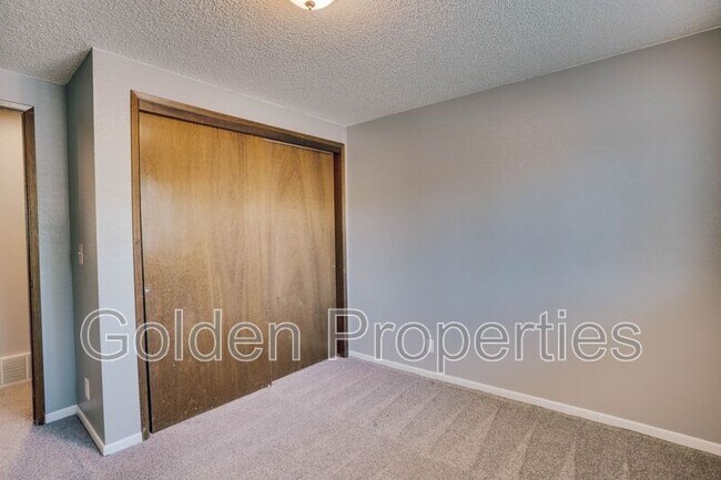 Building Photo - 3703 E Pine Hill Dr