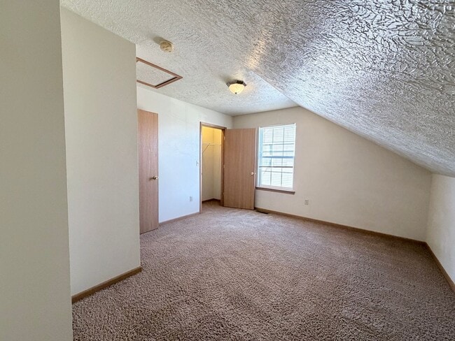 Building Photo - Spacious 3 Bedroom 2 Bath Townhome