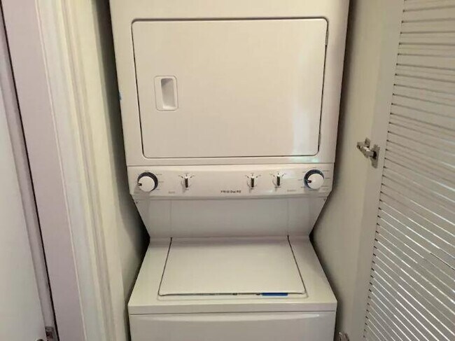 Building Photo - 4918 Park Ave