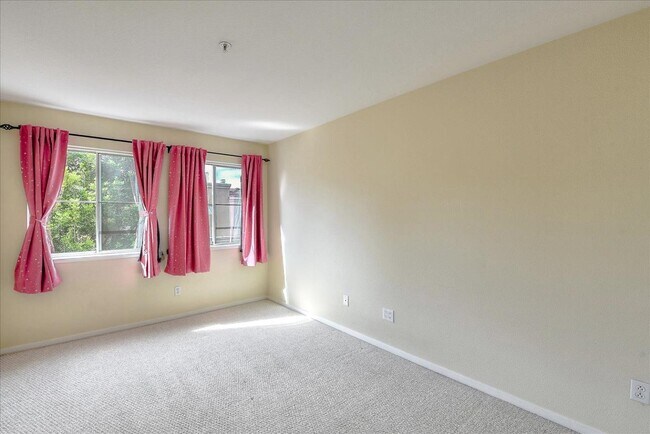 Building Photo - 990 Alpine Terrace