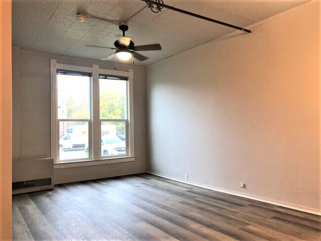 Building Photo - Newly Renovated Studio in the Hip Strip!