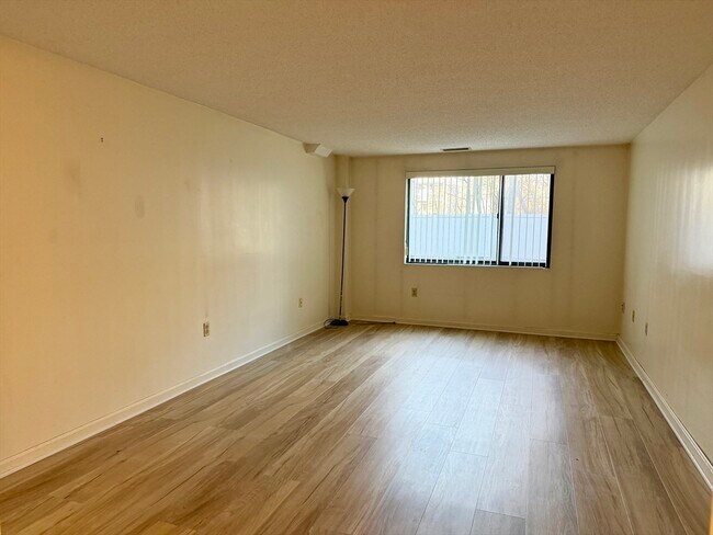 Building Photo - 8 9th St