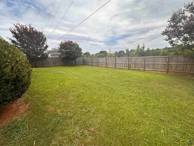 Building Photo - 123 Larkspur Ln