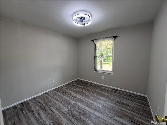 Building Photo - 15895 Cambridge Dr