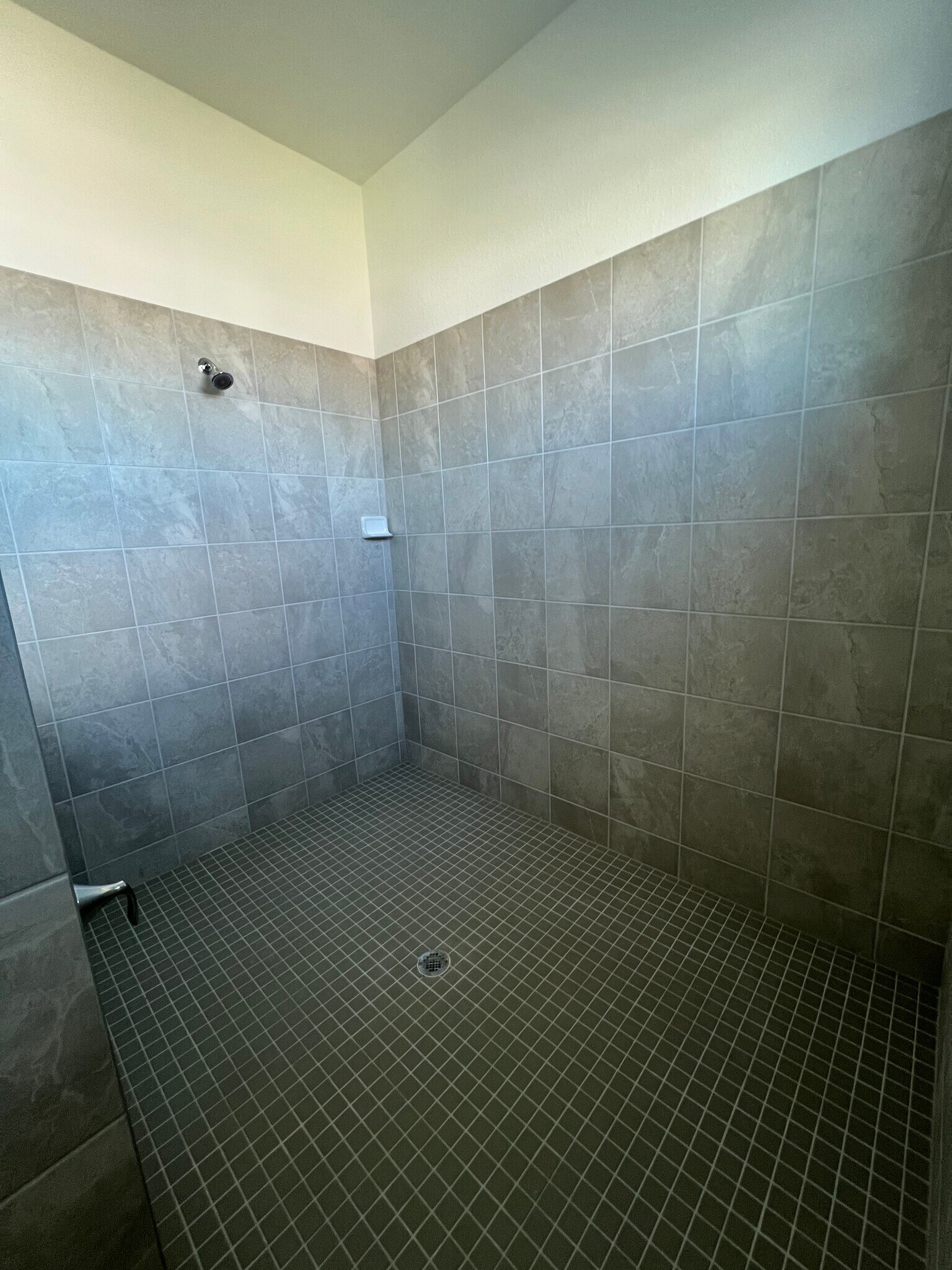Main shower provides room enough for benches - 8006 Lakes Edge Ln