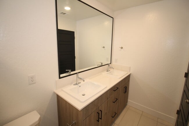 Building Photo - 2707 E Tamarind Dr