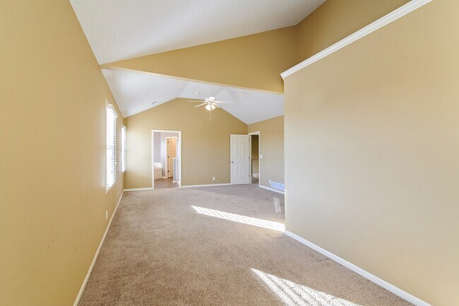 Building Photo - Gorgeous 4 Bedroom home in Blue Valley Schools