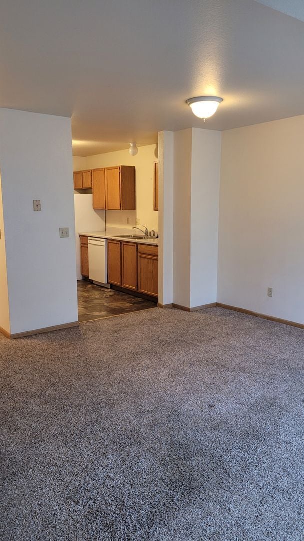 Building Photo - Bright & Convenient Townhouse Living!