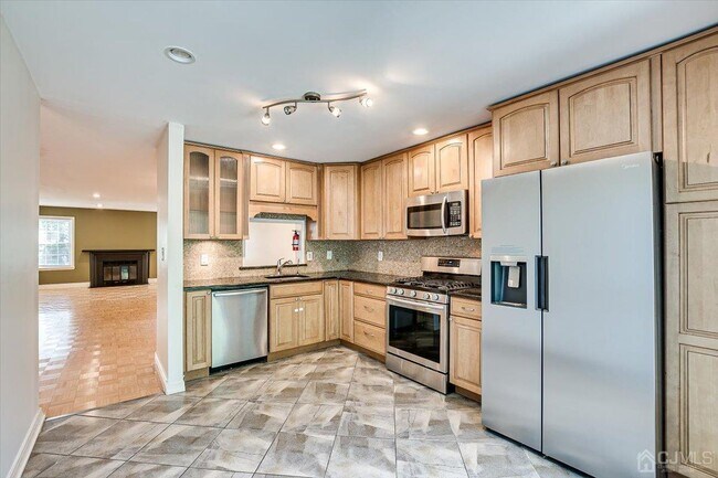 Building Photo - 3902 Springbrook Dr