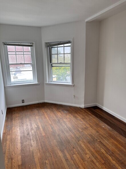 Building Photo - 923 Beacon St