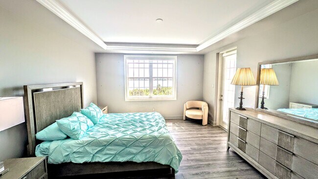 Building Photo - Annual Turnkey 3/3 penthouse on waterfront...