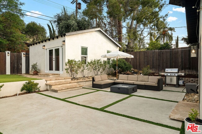 Building Photo - 20212 Oxnard St