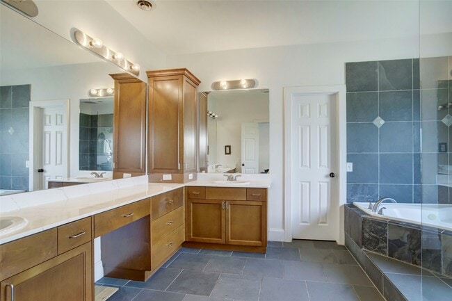 Building Photo - 513 E 11th St