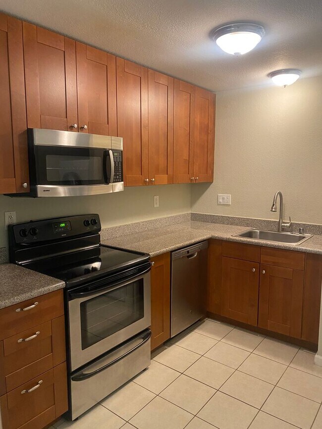 Building Photo - Light and Bright Monterey Condo!