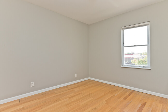 Building Photo - 7136 Windsor Ave