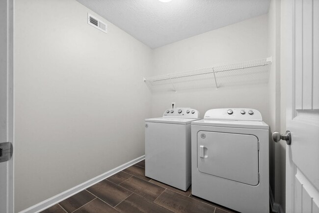Building Photo - Pet Friendly Three Bedroom in Rossview!