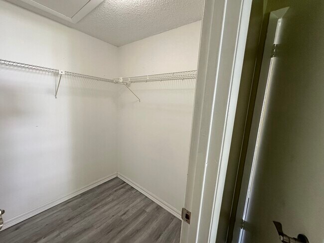 Building Photo - Hillpoint Way