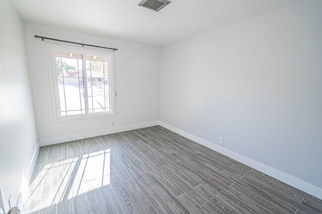 Building Photo - Single Story Pool House for Rent in Canyon Country!