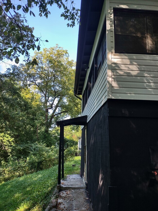 Building Photo - 202 Hillview Ave