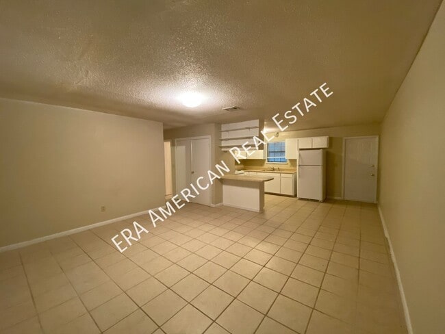 Building Photo - 129 Twin Trees Dr