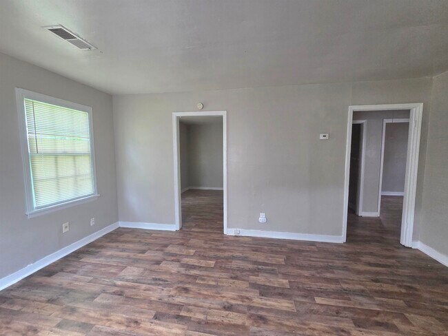 Building Photo - 4047 Chelsea Ave