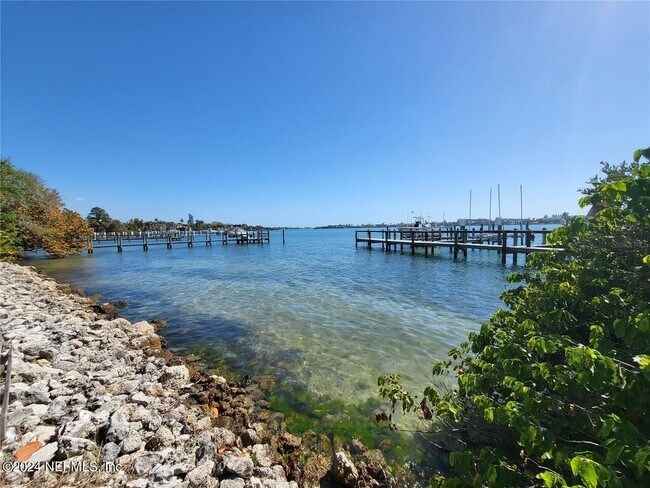 Building Photo - 405 Waterside Ln