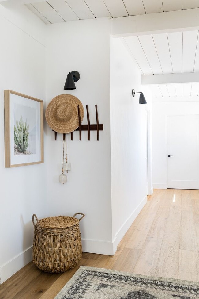 Building Photo - Great private location from this Fully ren...