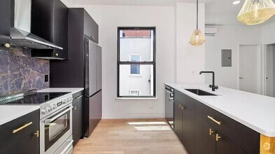 Building Photo - 2 bedroom in ASTORIA NY 11103