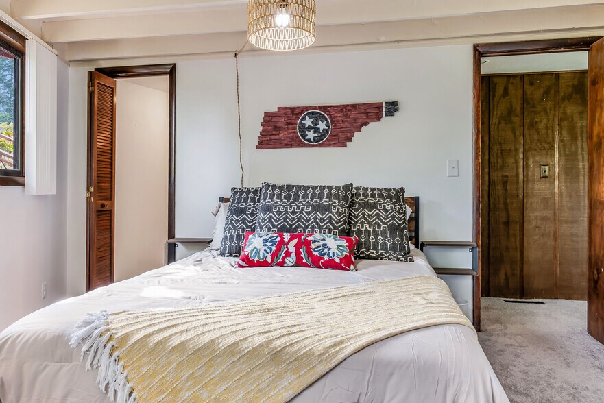 Building Photo - 325 Poplar Hill Ln