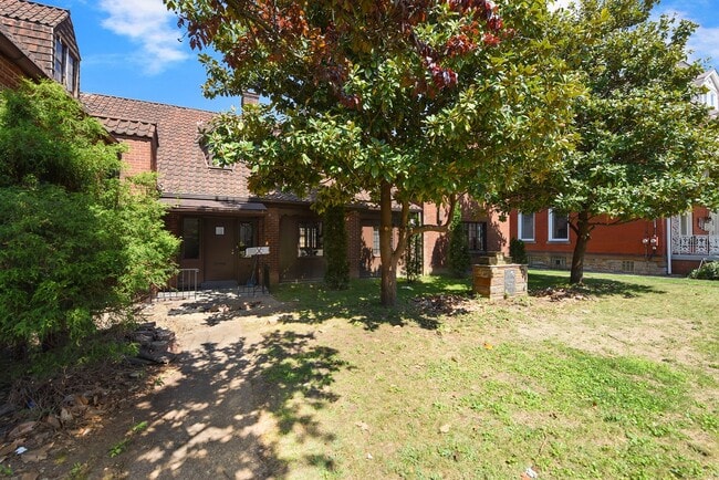 Building Photo - 303 E 10th Ave