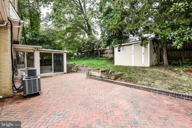Building Photo - 6014 Fort Hunt Rd