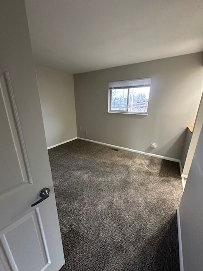 Building Photo - Two Bedroom Apartment for Rent - Marble Cliff/Grandview