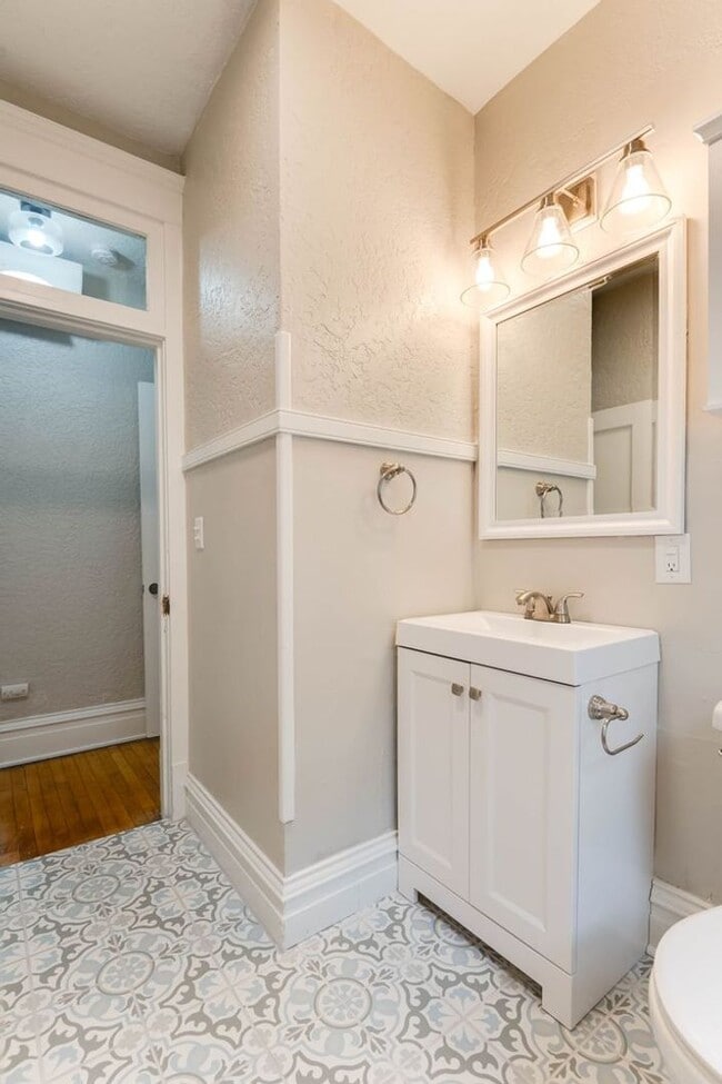 Building Photo - Beautifully Updated 4 BR/2 BA Upper-Level Duplex in Minneapolis with 2-Car Garage!