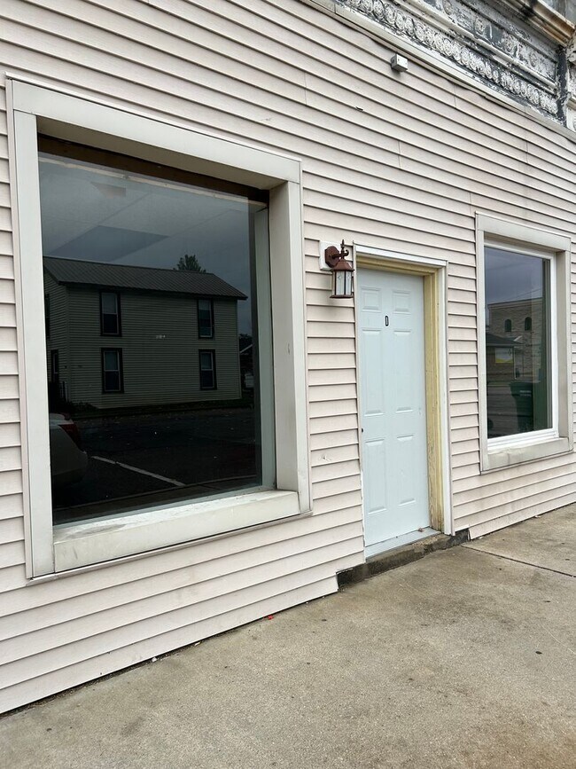 Primary Photo - 105 W Emeline St