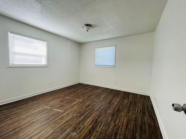 Building Photo - 802 W Main St