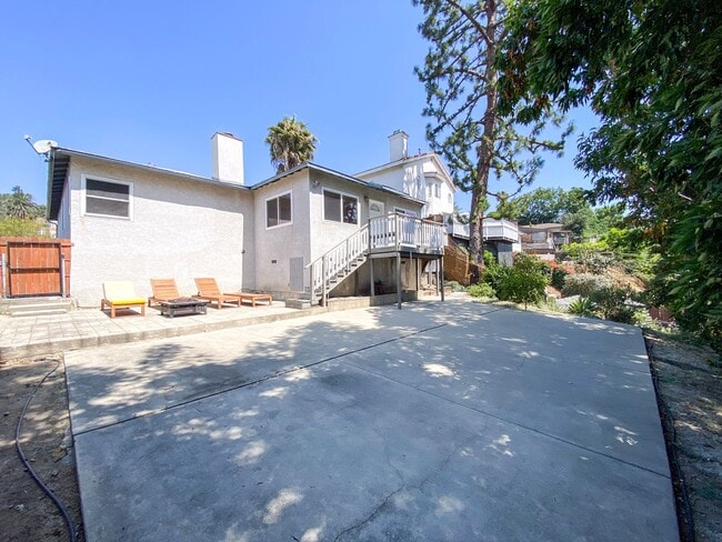 Building Photo - Spacious 3 Bed · 2 Bath Hillside Home — Mo...