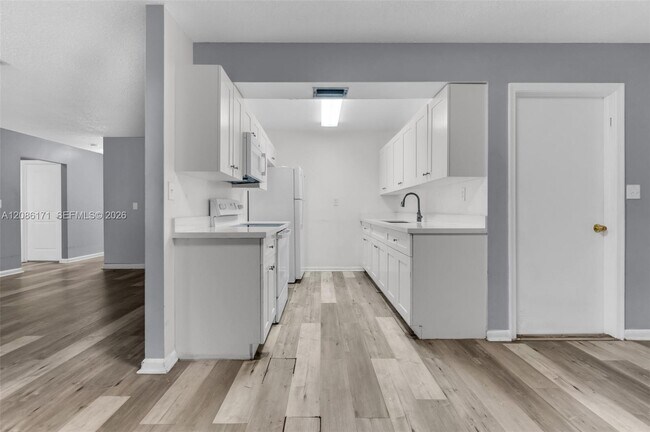 Building Photo - 608 SW 76th Terrace
