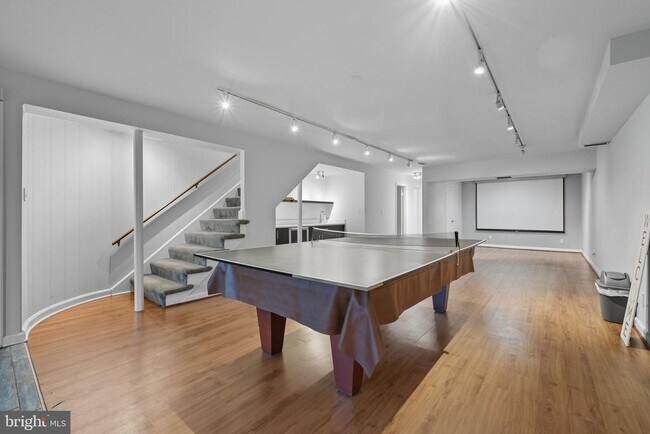 Building Photo - 6251 Lakeview Dr