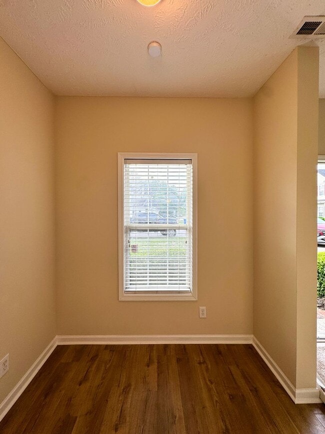 Building Photo - 3 Bed 2.5 Bath Townhome with New Flooring and Paint