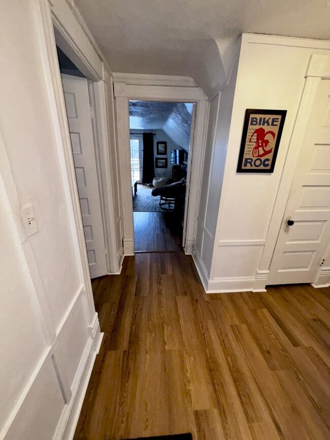 Building Photo - Charming 2-Bedroom Apartment with River Views