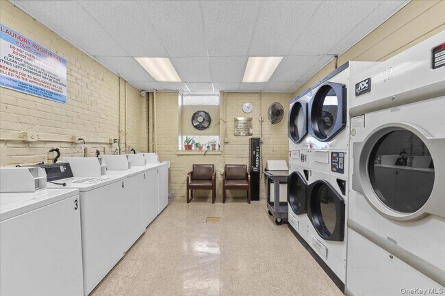 Building Photo - 1 Oakridge Pl